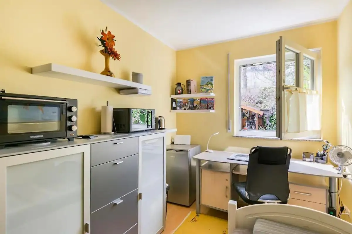 7 Min To Citycenter Subway U3 100M, Southside Singleroom Own Shower Wc, Tv, Dishes Fridge, Oven, Waterheater, Coffeemashine- Free C ,Bike For Free , Next To River And Park, Many Restaurants And Supermarkets Around 200M, Nonsmoker ! Munique Quarto em Acomodações Particulares
