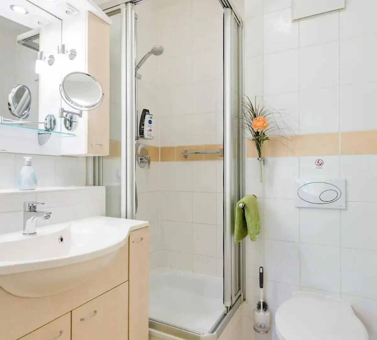 7 Min To Citycenter Subway U3 100M, Southside Singleroom Own Shower Wc, Tv, Dishes Fridge, Oven, Waterheater, Coffeemashine- Free C ,Bike For Free , Next To River And Park, Many Restaurants And Supermarkets Around 200M, Nonsmoker ! Munique Alemanha