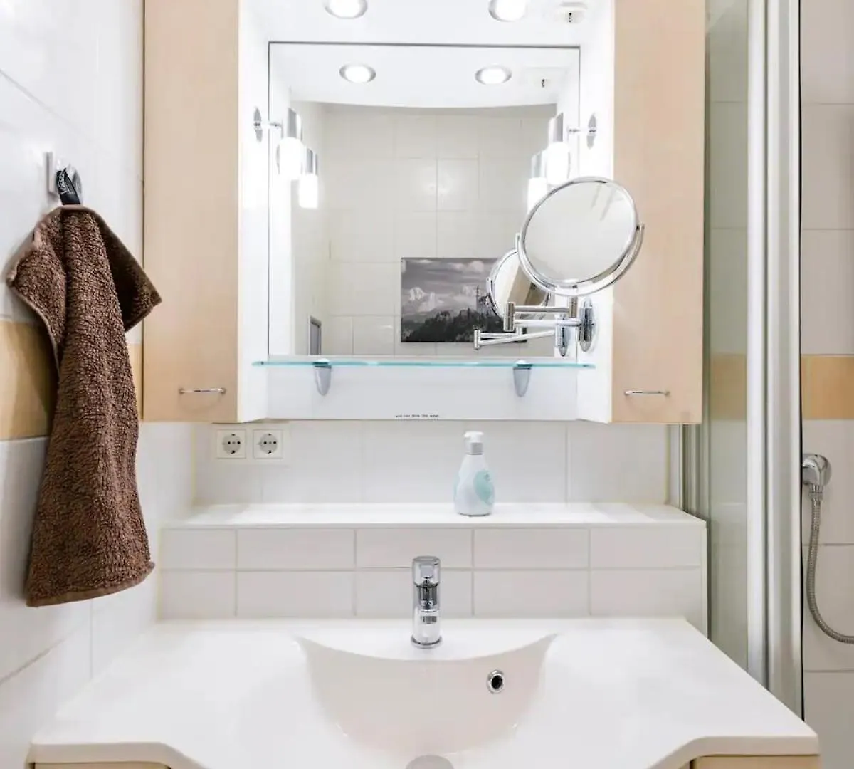 Homestay szállás 7 Min To Citycenter Subway U3 100M, Southside Singleroom Own Shower Wc, Tv, Dishes Fridge, Oven, Waterheater, Coffeemashine- Free C ,Bike For Free , Next To River And Park, Many Restaurants And Supermarkets Around 200M, Nonsmoker ! München