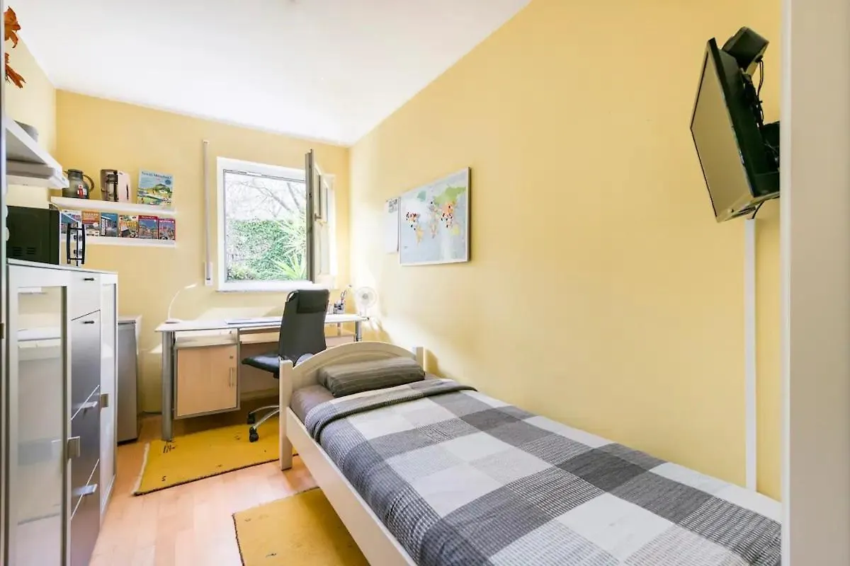 7 Min To Citycenter Subway U3 100M, Southside Singleroom Own Shower Wc, Tv, Dishes Fridge, Oven, Waterheater, Coffeemashine- Free C ,Bike For Free , Next To River And Park, Many Restaurants And Supermarkets Around 200M, Nonsmoker ! München 0*,  Németország