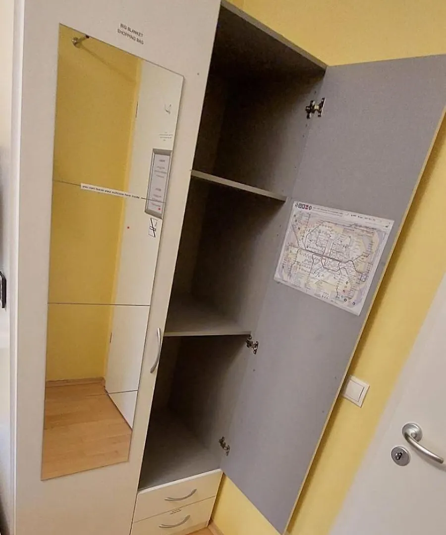 7 Min To Citycenter Subway U3 100M, Southside Singleroom Own Shower Wc, Tv, Dishes Fridge, Oven, Waterheater, Coffeemashine- Free C ,Bike For Free , Next To River And Park, Many Restaurants And Supermarkets Around 200M, Nonsmoker ! ميونيخ 0*,